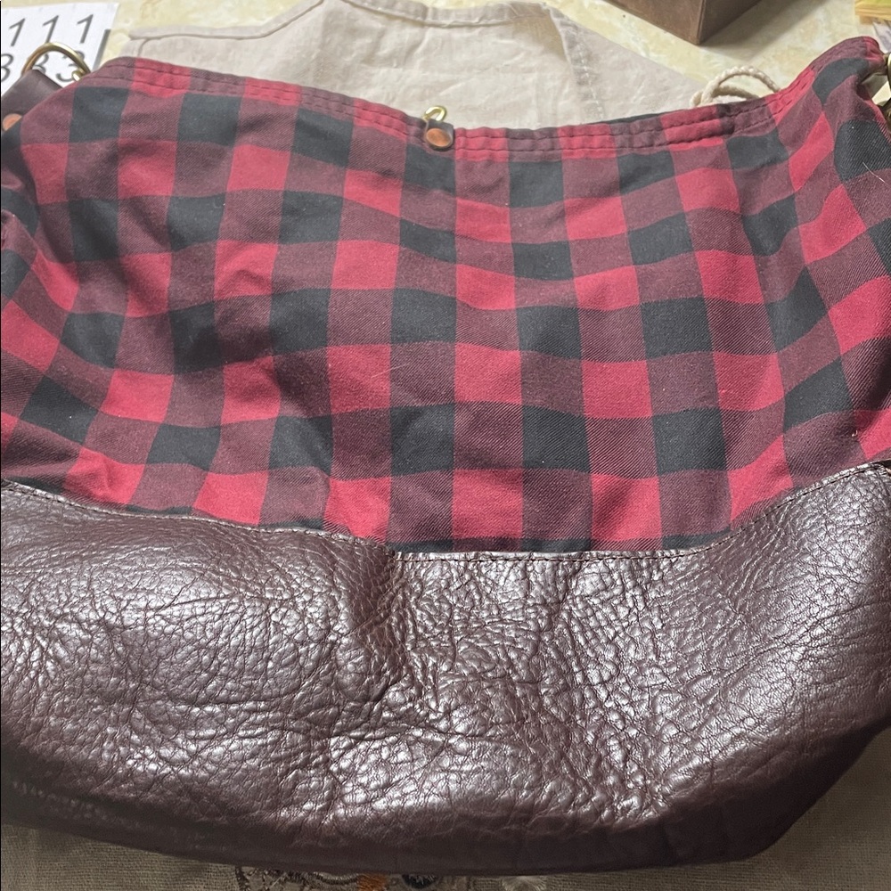 Stylish Checkered Shoulder Bag in Red and Brown - Picture 2 of 7